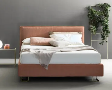 Letto moderno in tessuto con testiera Piping di Bside